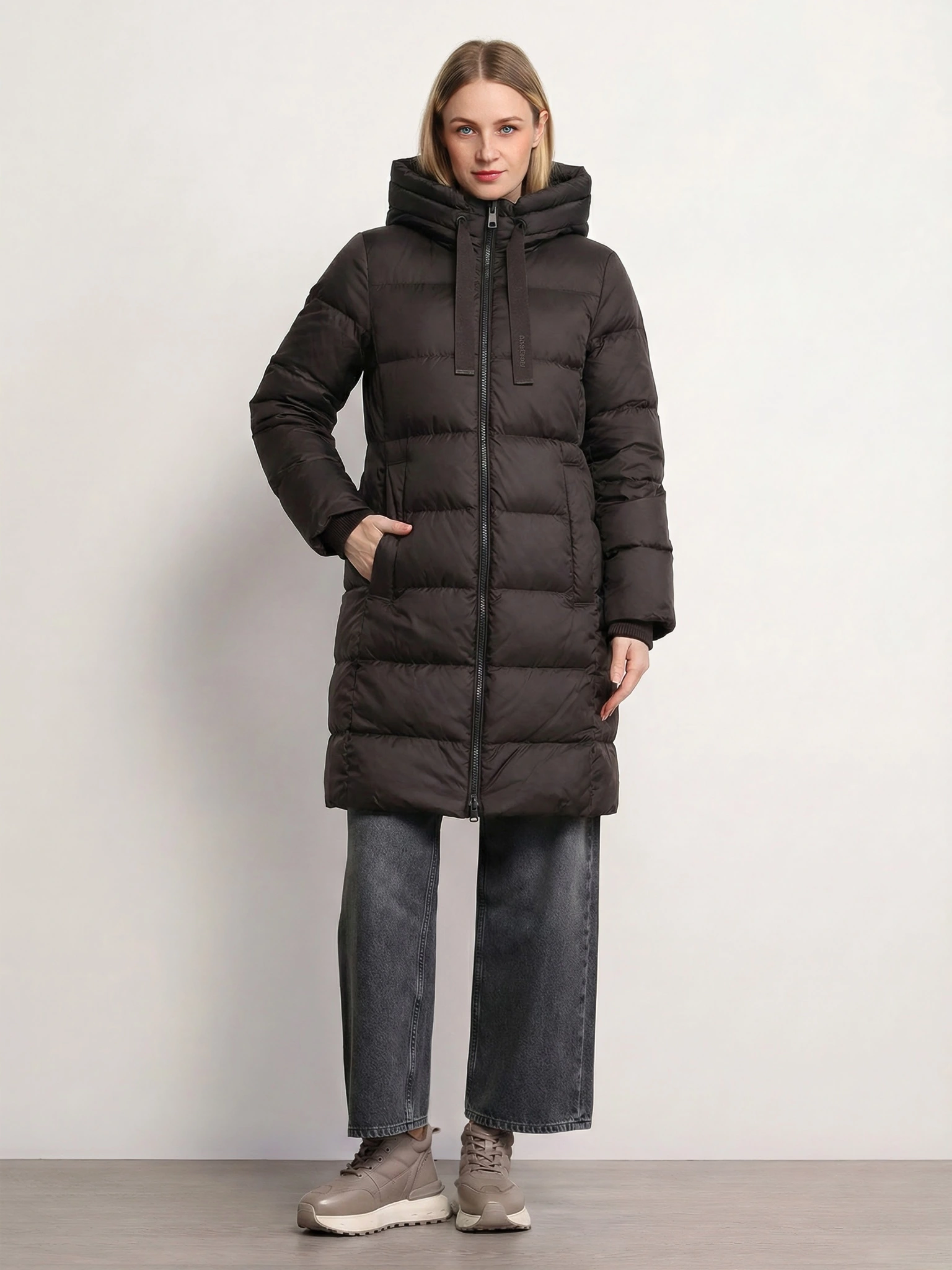 Пуховик темно-коричневого цвета прямого кроя